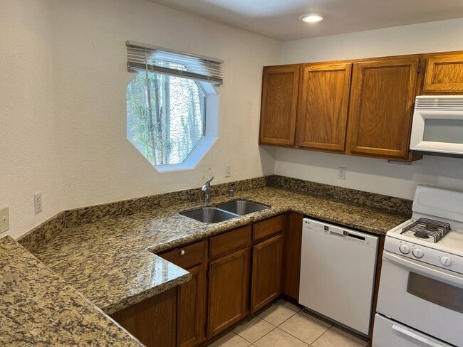 Building Photo - Ground Floor Condo. Granite Kitchen. Upgra...