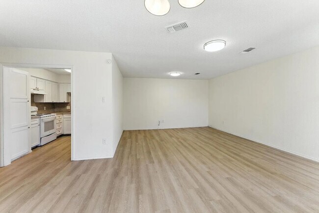 Building Photo - 6907 W Cleburne Rd