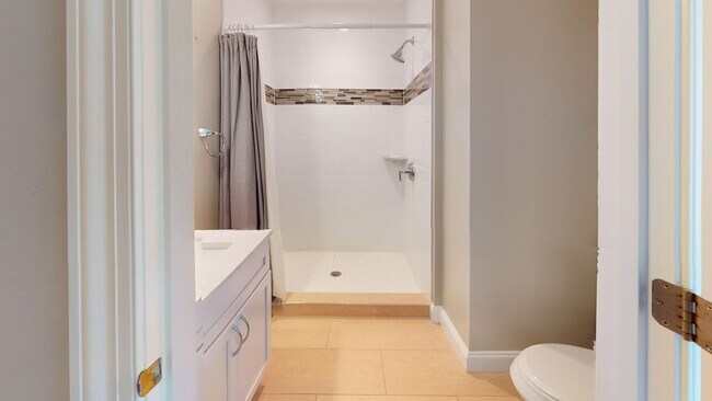 Building Photo - Stunning Three Bedroom Penthouse Condo W/Three Private Outdoor Spaces & Parking Included!