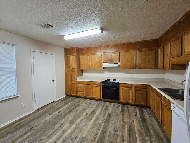 Building Photo - Spacious 3 Bedroom, 2 Bath Duplex in Northeast Pensacola