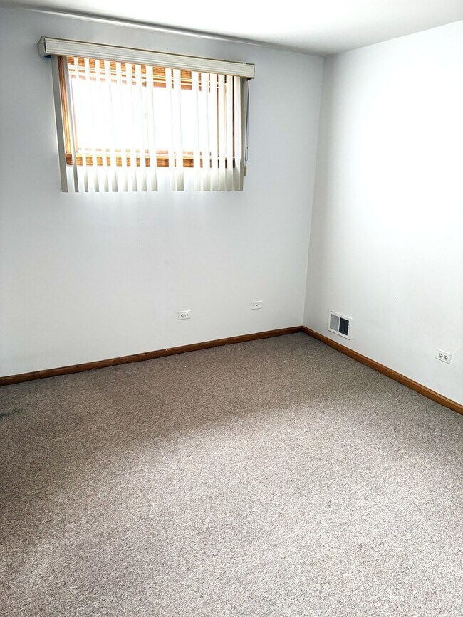 Building Photo - 463 W 23rd Pl