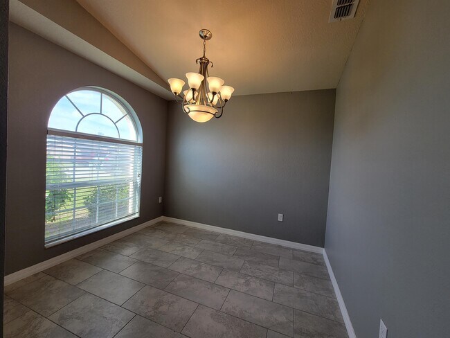 Building Photo - 800 Overlook Dr