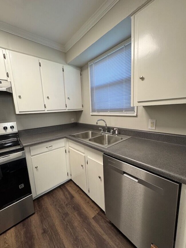 Building Photo - Downtown living at its best!  Remodeled - 2-Story End-Unit is convenient to all that Downtown Gre...