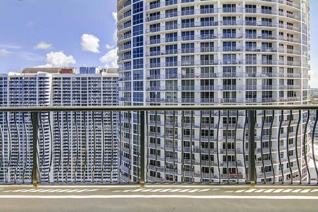Building Photo - 1756 N Bayshore Dr