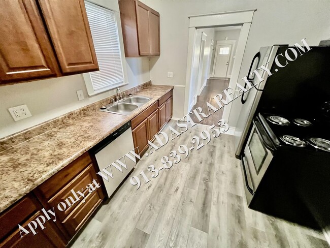 Building Photo - MOVE IN SPECIAL!! ADORABLE and CLEAN 2 Bed...