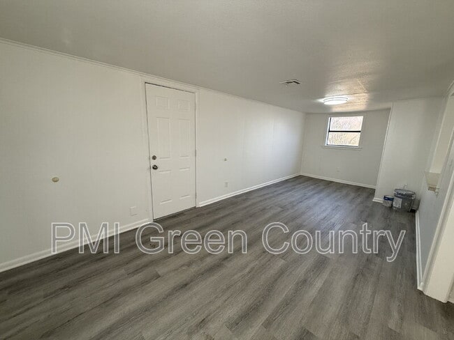 Building Photo - 337 W 47th St N