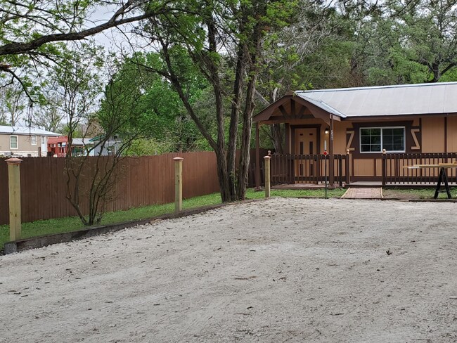 Building Photo - 100 Skyview Dr