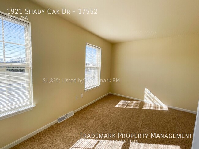 Building Photo - Spacious Row Townhome