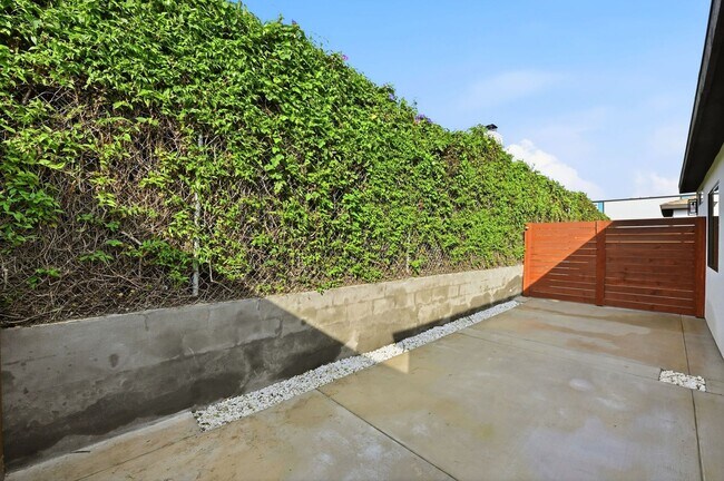 Building Photo - 2735 Broadway-4