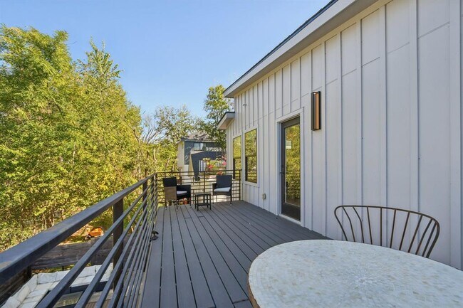 Building Photo - 2916 E 13th St