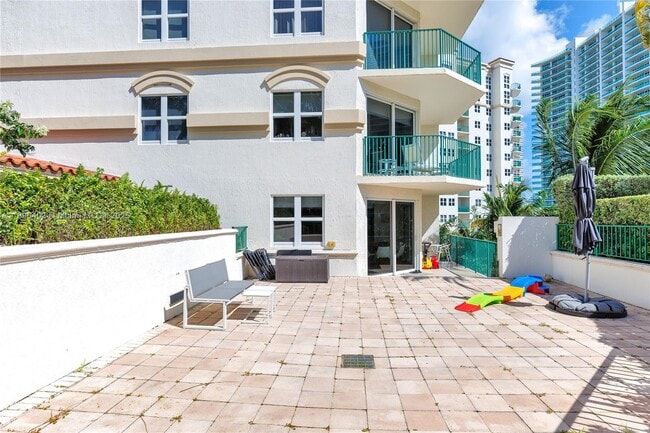 Building Photo - 20000 E Country Club Dr