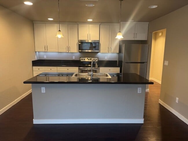 Building Photo - CUSTOM 3 BEDROOM, 2 BATH HOME NEAR SOUTH MEDFORD HIGH SCHOOL