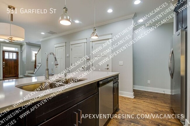 Building Photo - 531 Garfield St