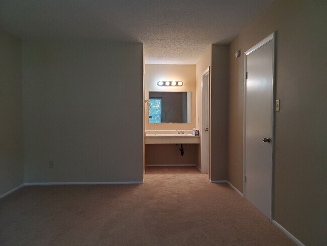 Building Photo - 327 Thalia Station Ct