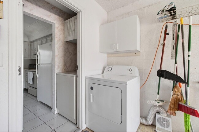 Building Photo - 10244 Dovewood Ln