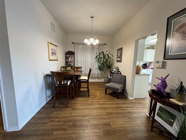 Building Photo - 1015 Thackeray Ln