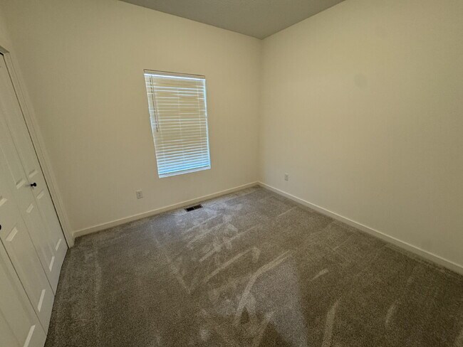 Building Photo - "Spacious 5-Bed Oasis with 3 Full Baths in Charming Bel Aire - 2,624 Sq Ft of Comfortable Living!"