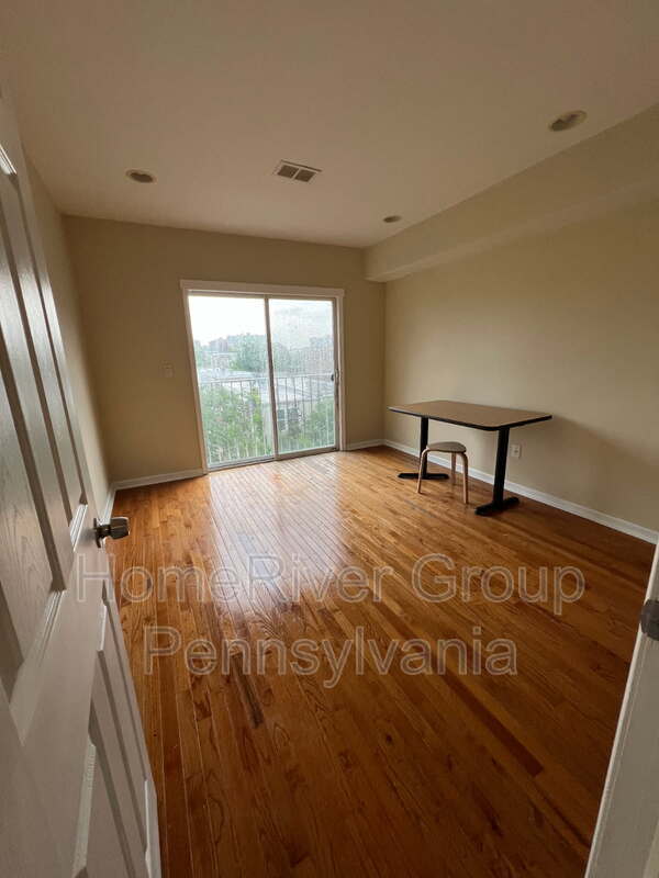 Building Photo - 3856 Fairmount Ave