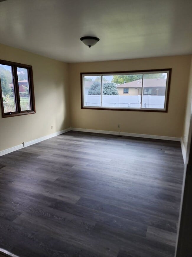 Building Photo - Nice home with fenced yard