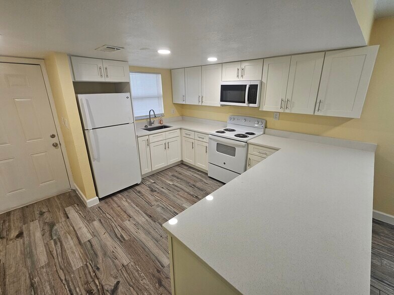 Building Photo - 2035 Alpine Rd