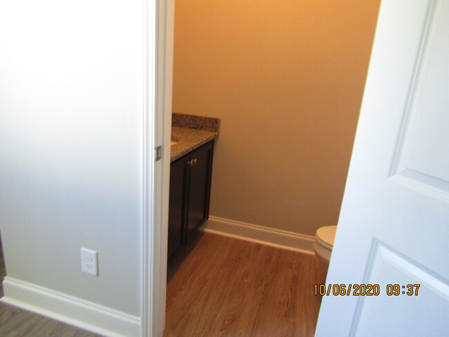 Building Photo - 108 Blue St