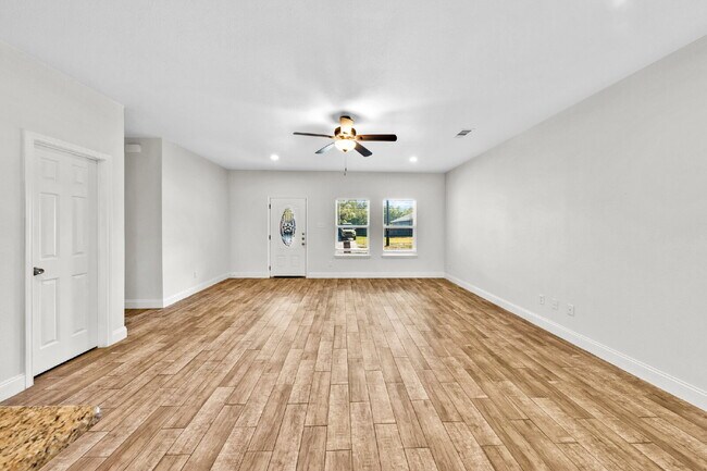 Building Photo - "Charming 3-Bed, 2-Bath Greenville Home with Elegant Granite Countertops!"