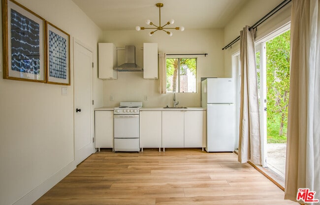 Building Photo - 807 N Stanley Ave