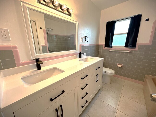 Building Photo - 2275 Hawthorne St