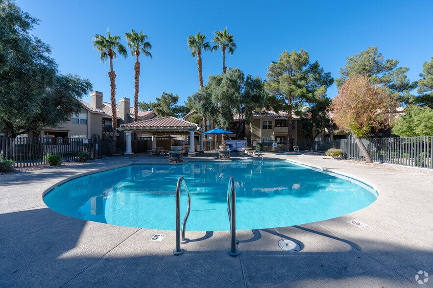 Primary Photo - Gloria Park Villas