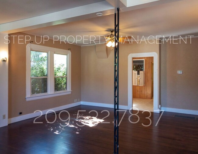 Building Photo - Conveniently located 2 Bedroom Home Near D...