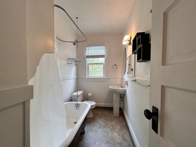 Building Photo - Vintage Charm - Top Floor NW Studio!