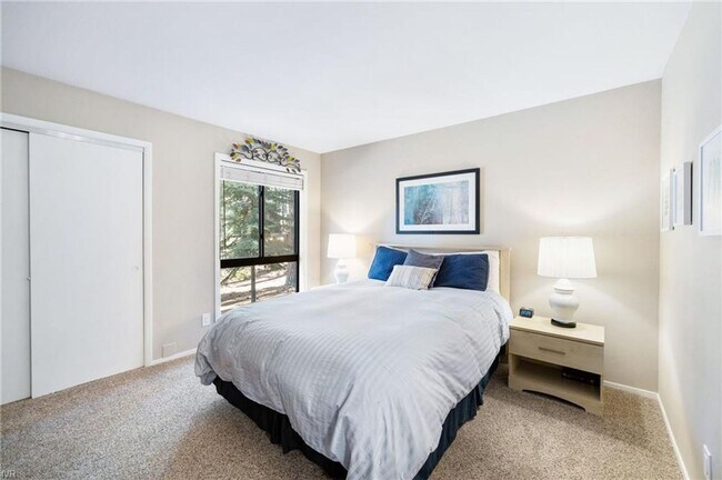 Building Photo - Great location in Incline Village