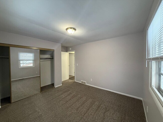 Building Photo - 2081-2083 Shangrai La Dr SE