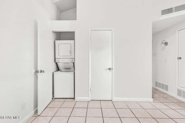 Building Photo - 1921 Lake Omega St