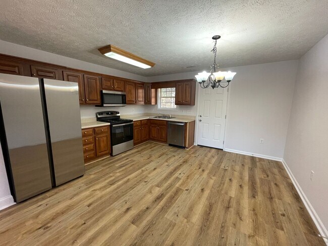 Building Photo - Updated 3/2 House in Silver Creek- $1,495