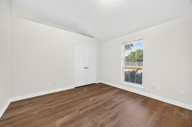 Building Photo - 15307 Flemington Ave