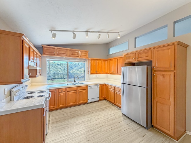 Building Photo - Stunning 3B/2BA Spacious House with Attached Garage and Large Yard in Clairemont!