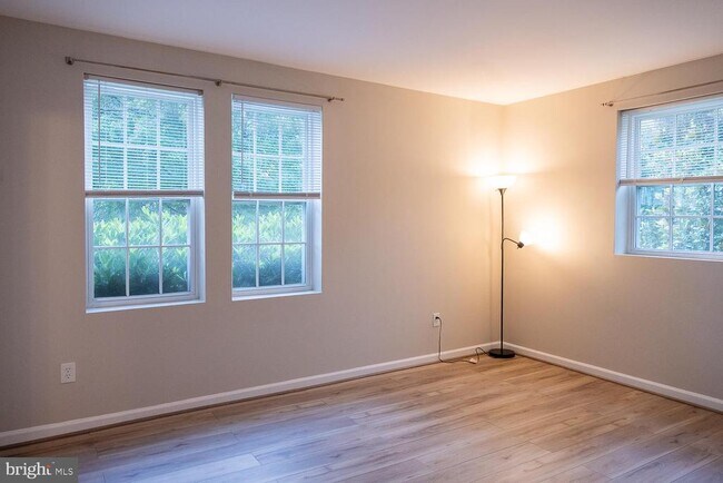 Building Photo - 1721 Queens Ln