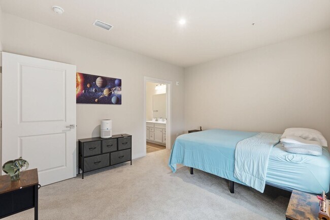 Building Photo - Move right into this immaculate, nearly new 2-bedroom, 2-bath condo offering modern finishes and ...