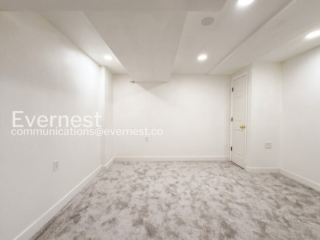 Building Photo - 3 Bed/2.5 Bath Townhome with Fenced Yard / Available Now!
