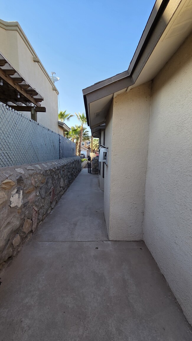 Building Photo - 12340 Tierra Arroyo Dr