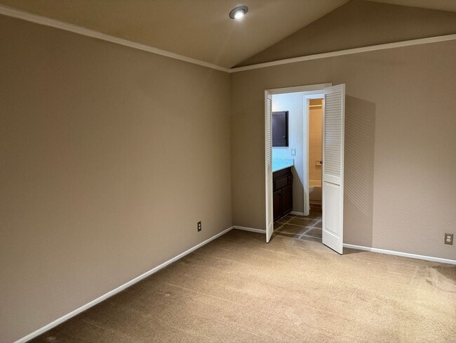 Building Photo - Great location off Blanco near Wurzbach and West Ave | 2 Bedroom | 2 Bath | Top Floor