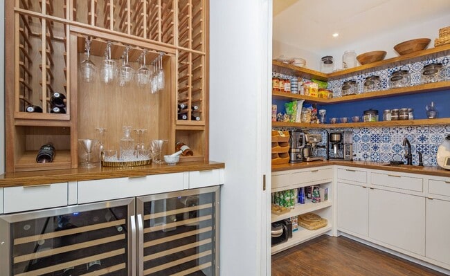 Building Photo - 89 Pantigo Rd