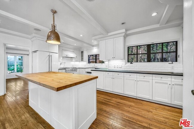 Building Photo - 333 S Roxbury Dr