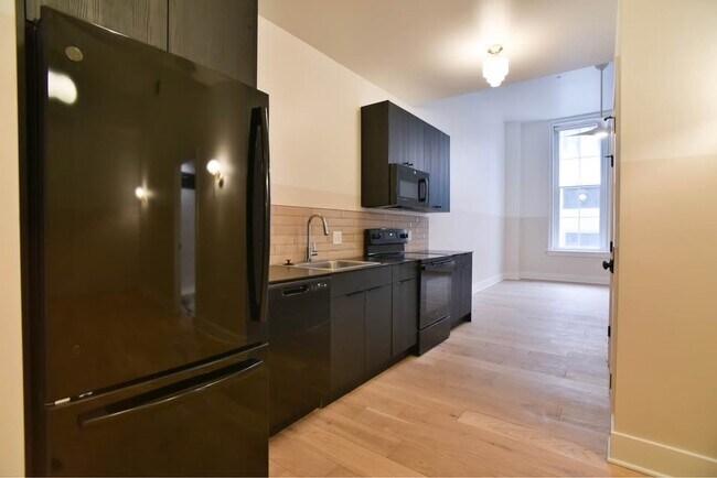 Building Photo - 30 W Broad St