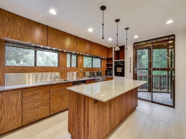 Building Photo - 800 Leonard St