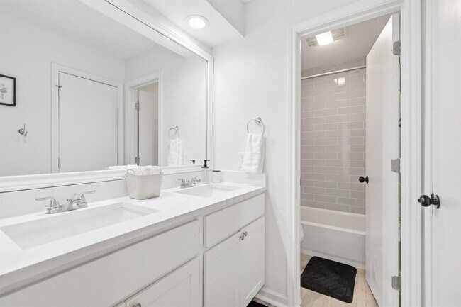 Building Photo - 2162 E Arkansas Ln