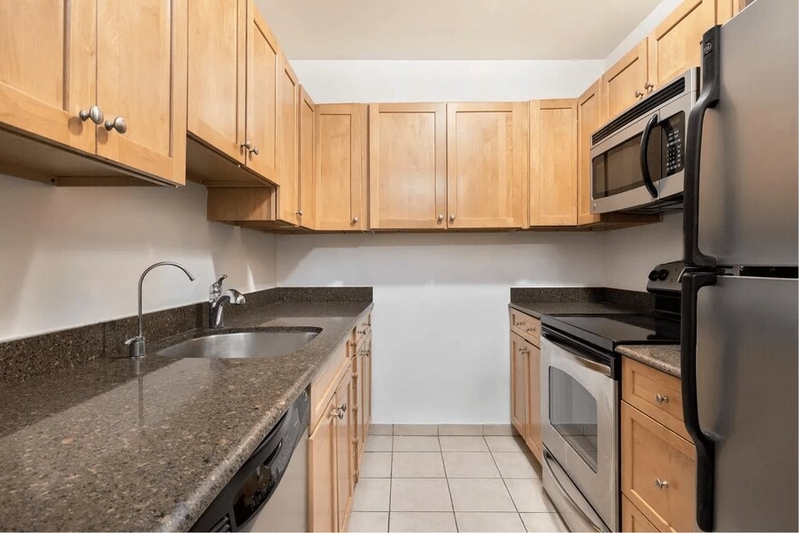 Building Photo - 402 E 90th St