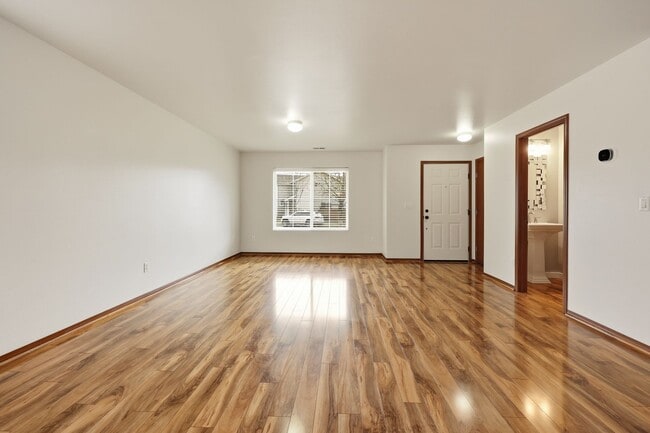 Building Photo - 3 bed 2.5 bath updated home in Tumwater School District - 2300 sq.ft. - fenced back yard.