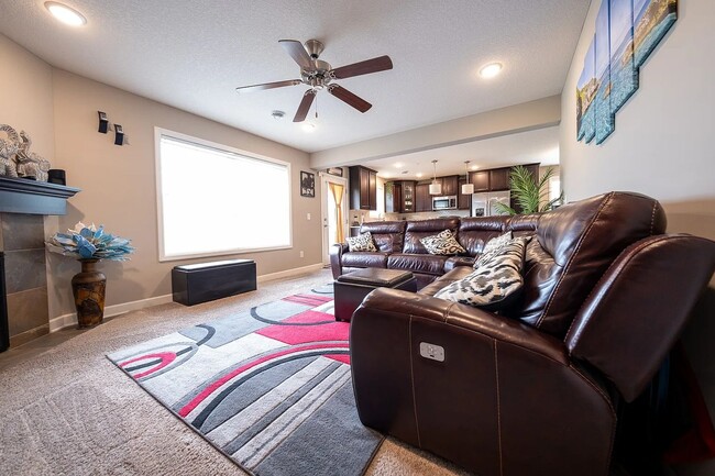 Building Photo - Rare super nice 3 bed end unit townhouse f...